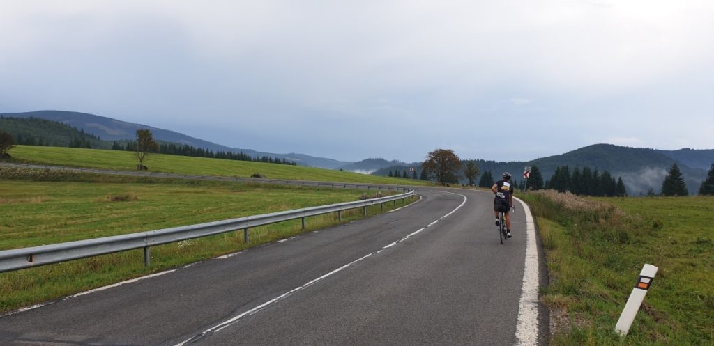 Karol jazdí na bicykli